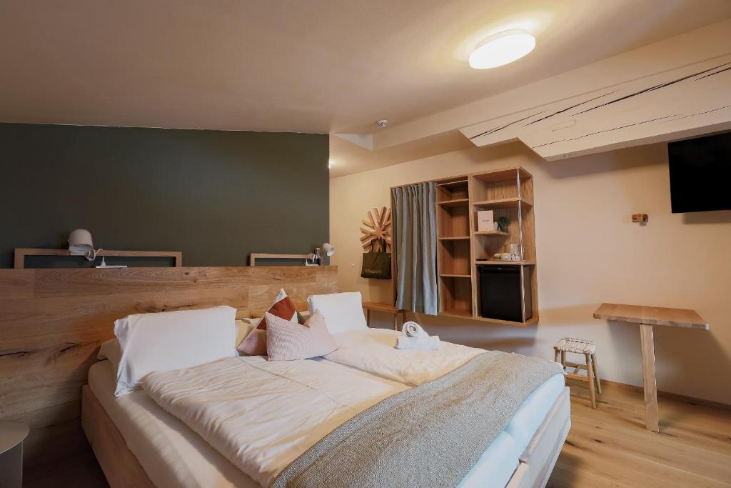 Postel nebo postele na pokoji v ubytování biYou Ecoquartier in den Bergen