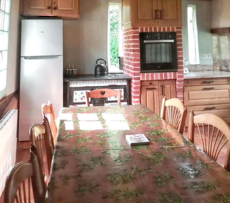 Kuchyňa alebo kuchynka v ubytovaní Maison familiale avec jardin à Clarbec, 120 m², jeux pour enfants
