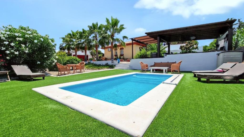 Bazén v ubytovaní Sunny villa with private pool in Chiclana de la Frontera alebo v jeho blízkosti