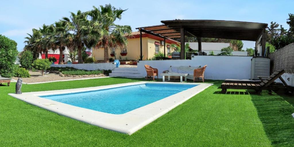 Bazén v ubytovaní Sunny villa with private pool in Chiclana de la Frontera alebo v jeho blízkosti