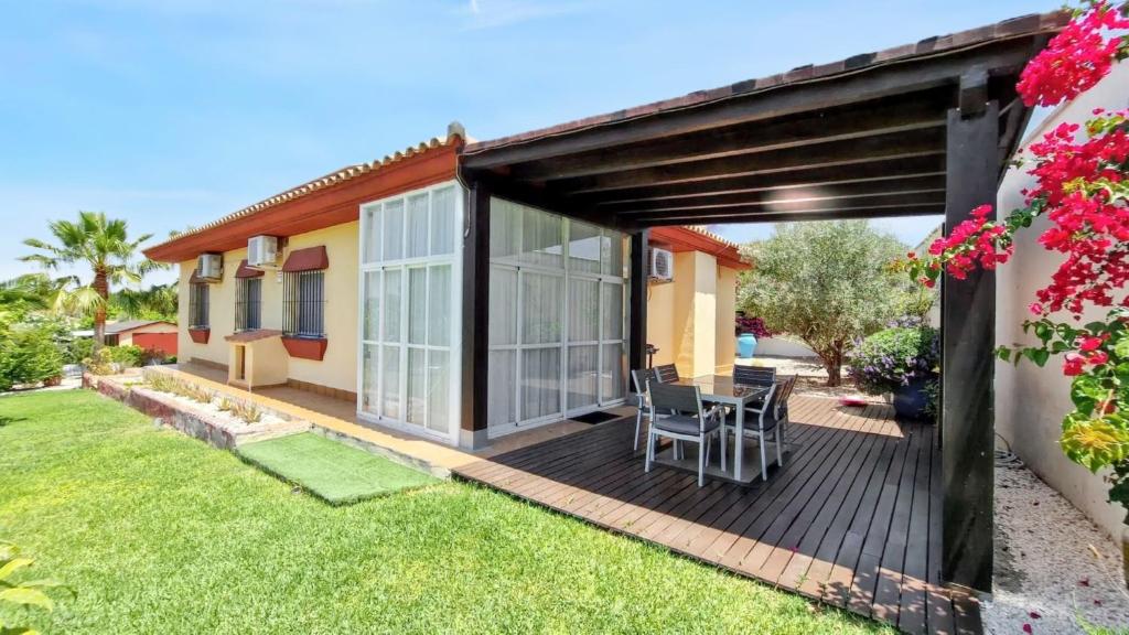 Vonkajšia záhrada v ubytovaní Sunny villa with private pool in Chiclana de la Frontera
