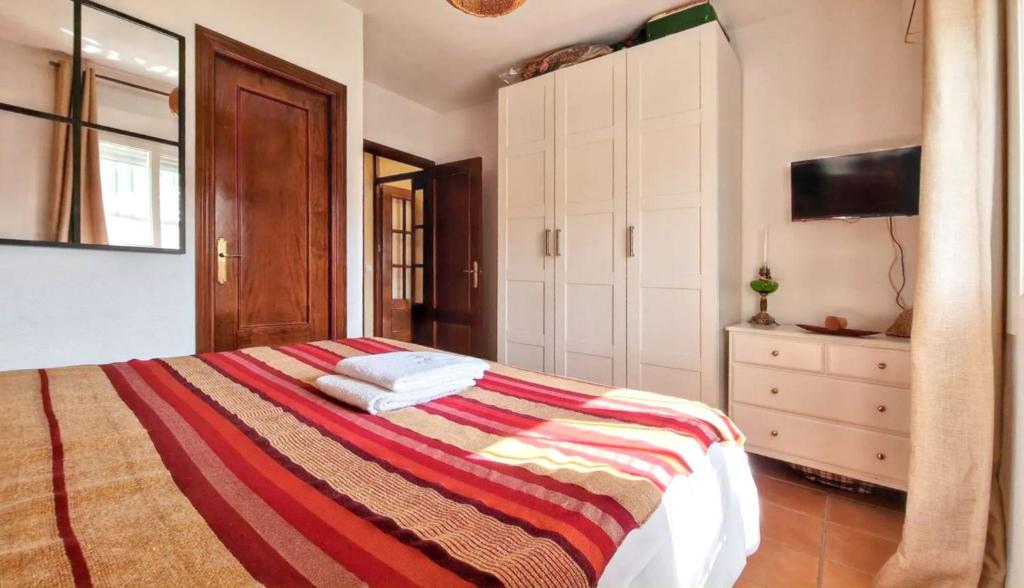 Posteľ alebo postele v izbe v ubytovaní Sunny villa with private pool in Chiclana de la Frontera