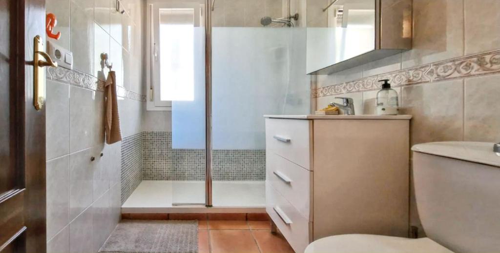 Kúpeľňa v ubytovaní Sunny villa with private pool in Chiclana de la Frontera
