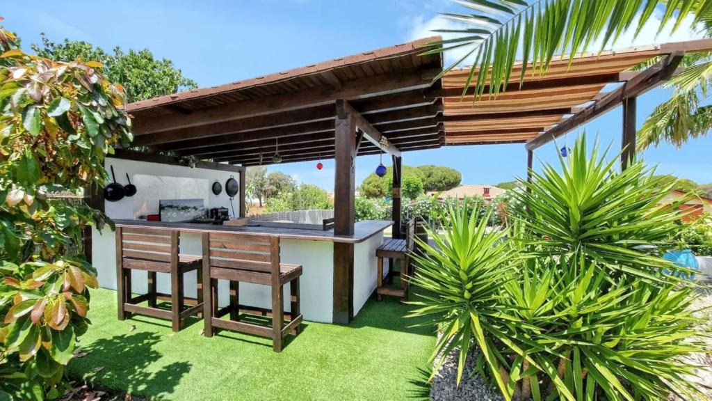 Vonkajšia záhrada v ubytovaní Sunny villa with private pool in Chiclana de la Frontera