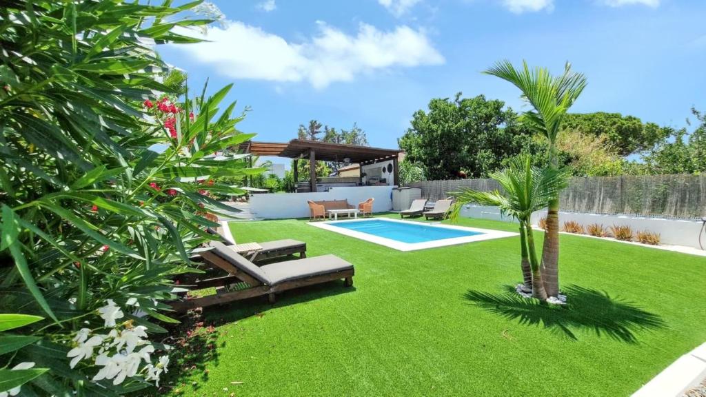 Bazén v ubytovaní Sunny villa with private pool in Chiclana de la Frontera alebo v jeho blízkosti