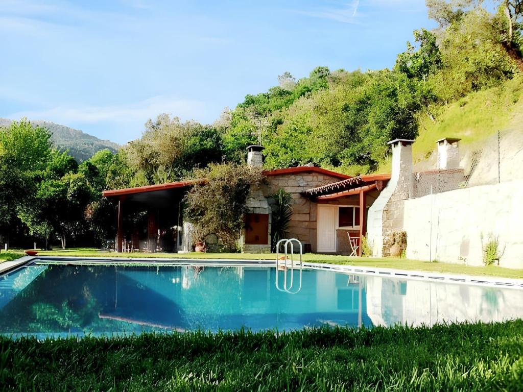 una casa con piscina di fronte a una casa di Elegant Villa with Panoramic Views in Caniçada a Caniçada
