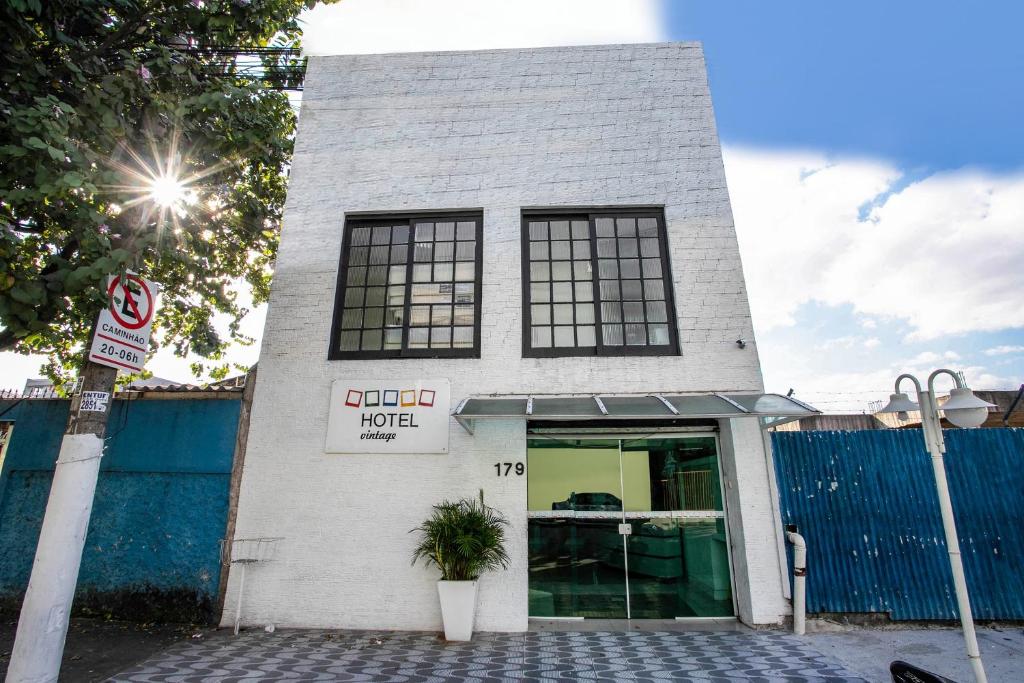 Un edificio con un cartel en el frente. en Hotel Vintage SP, en São Paulo