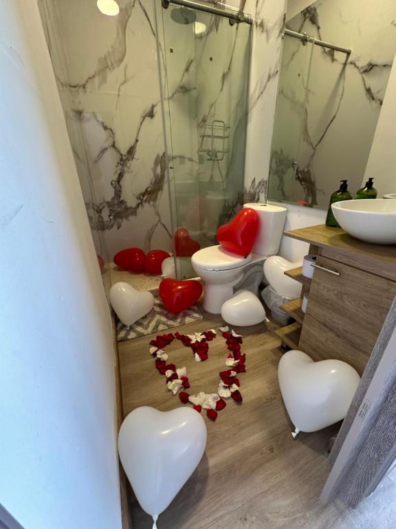 ein Badezimmer mit zwei Toiletten mit Herzen auf dem Boden in der Unterkunft Cabaña Mykuri in Dosquebradas