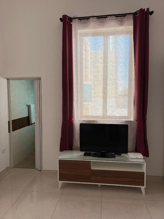 TV a/nebo společenská místnost v ubytování R3 Single room with shared bathroom