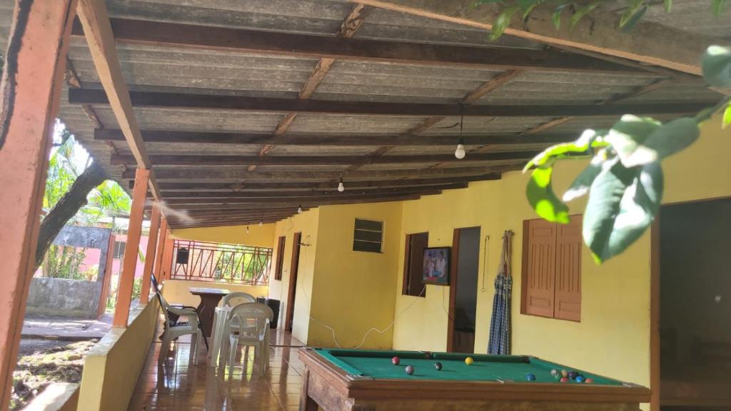 una stanza con tavolo da biliardo in una casa di Fazendinha a Belém