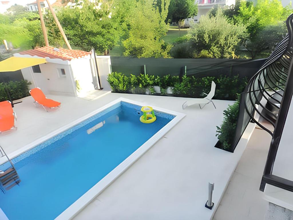 Bazén v ubytovaní Comfortable Apartment in Kaštel Novi, Shared Pool, 47m² alebo v jeho blízkosti