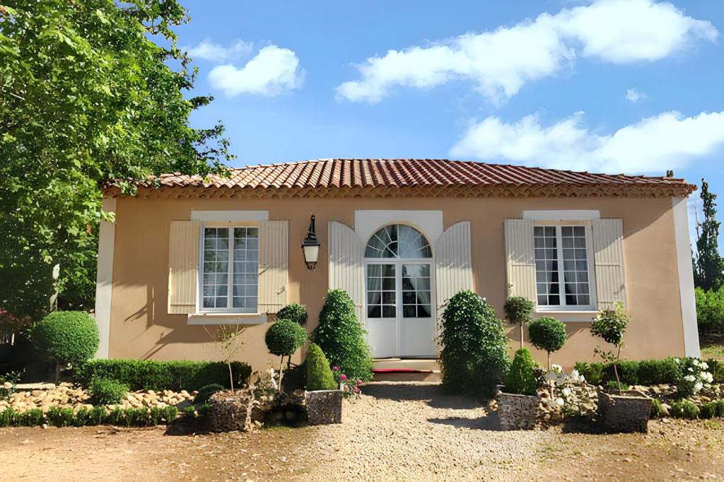 a small house with a landscaping in front of it at Maison accueillante à Arles - Jardin, Parking privé in Arles