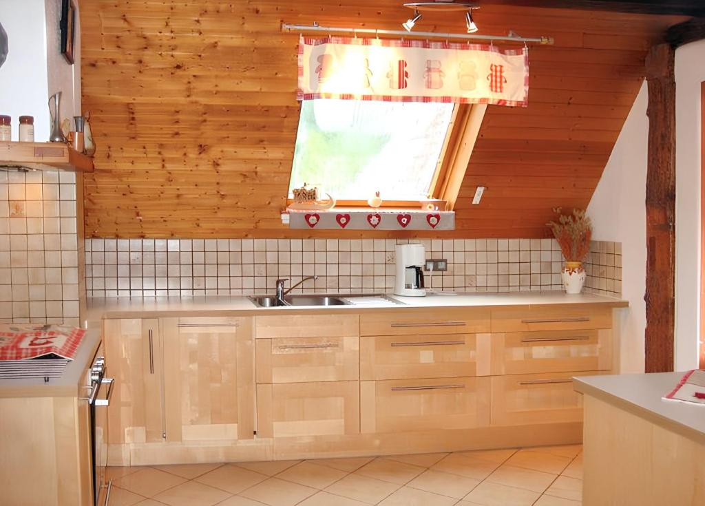 una cucina con un lavandino e una finestra di Maison charmante avec vue sur la montagne à Triembach-au-Val a Triembach-au-Val