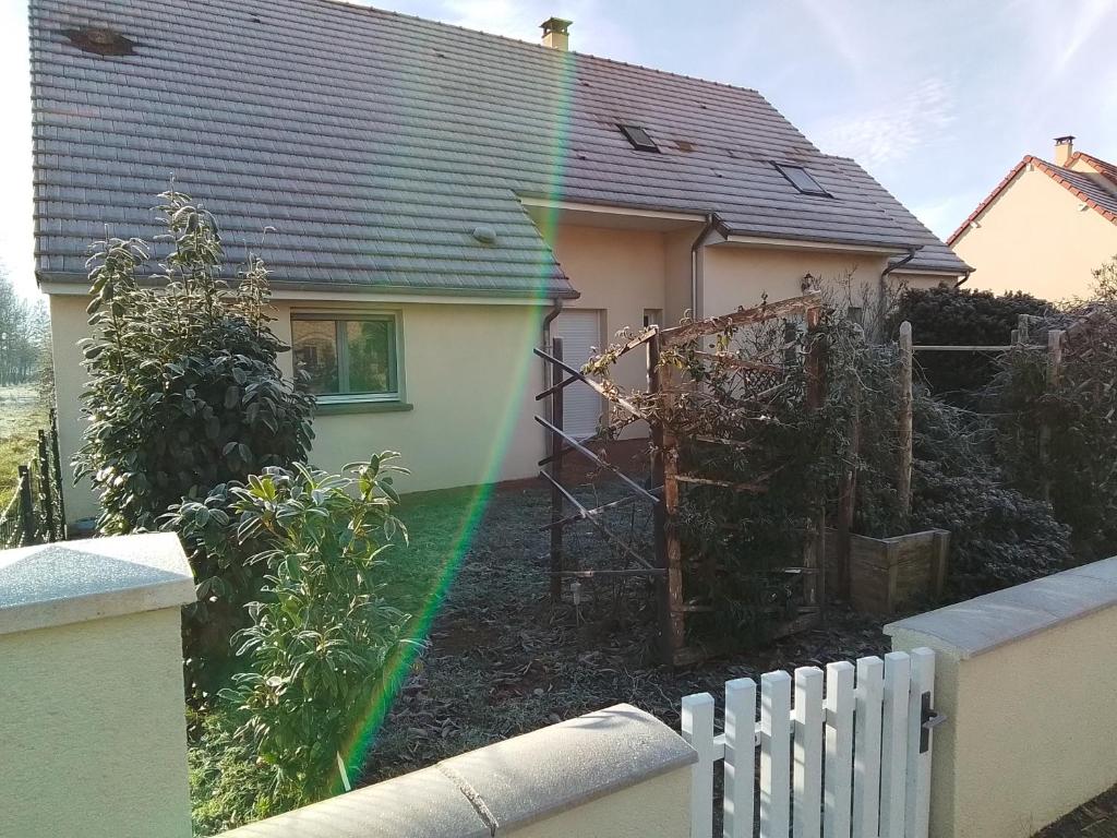 une maison avec un arc-en-ciel dans la cour dans l'établissement Special 24H du MANS, à Mayet