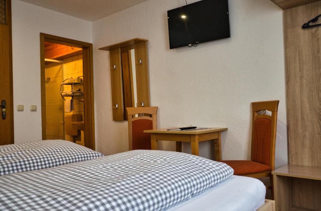Postel nebo postele na pokoji v ubytování Hotel Gasthof Altmann
