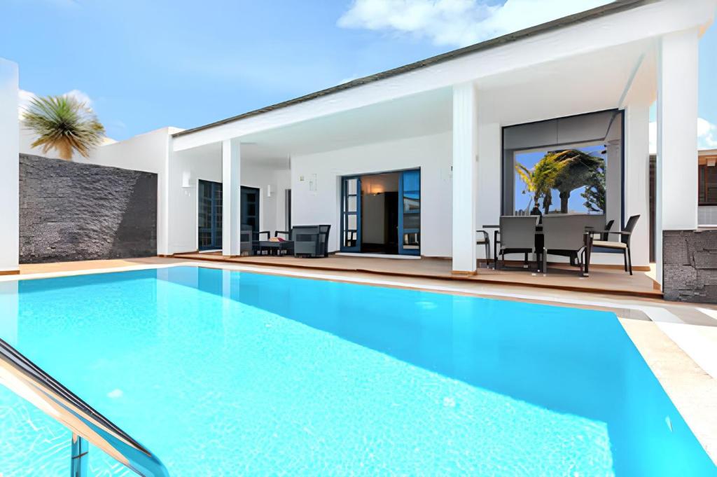 3 bedrooms villa at Playa Blanca 500 m away from the beach with private pool furnished terrace and wifi