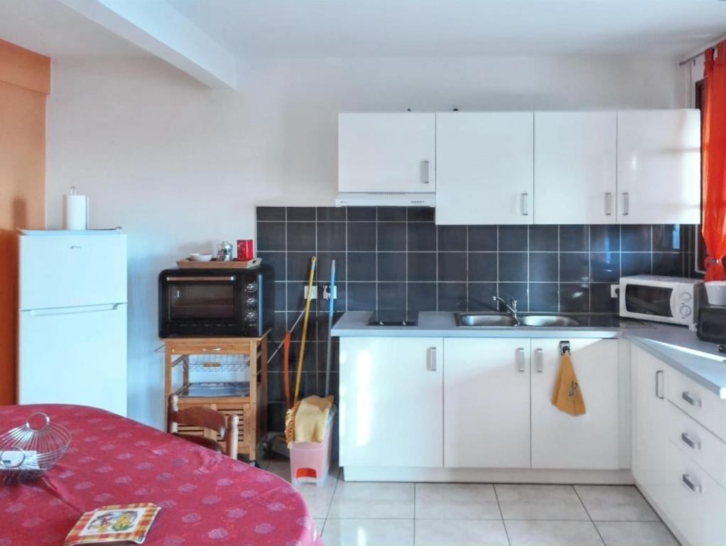 Kuchyň nebo kuchyňský kout v ubytování Appartement moderne avec vue mer à Bouillante, 50 m²