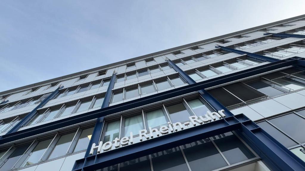 ボトロップにあるHotel Rhein-Ruhr Bottropの建物側のホテル国際標識