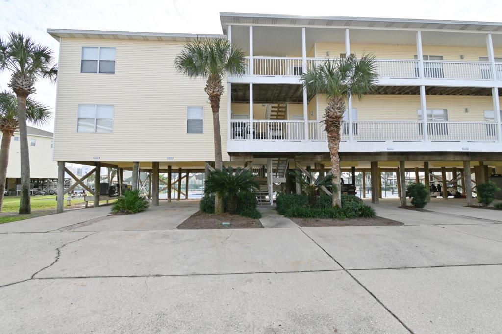 Un gran edificio con palmeras delante. en Welcome to Sandpiper Cove Unit 4234 Your Destin Beach Getaway, en Destin