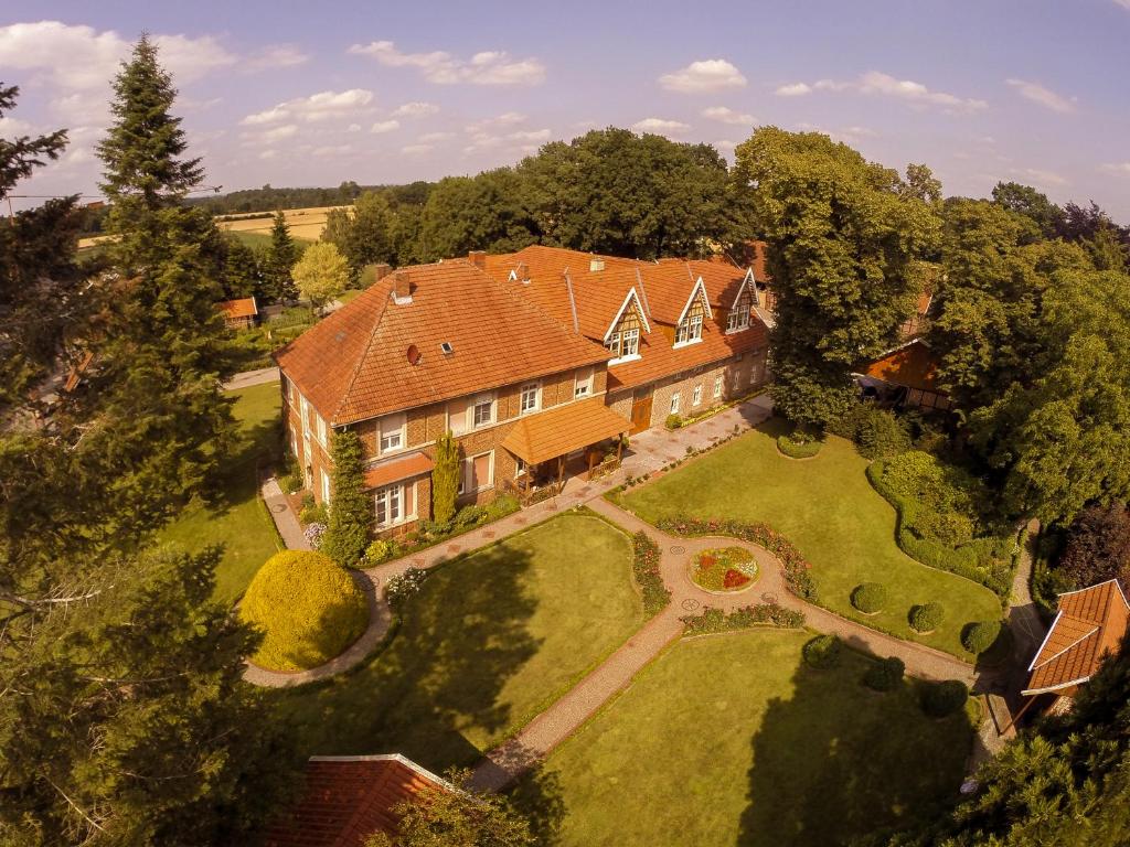 eine Luftansicht eines großen Hauses mit Hof in der Unterkunft Landhaus Schulze Osthoff in Warendorf