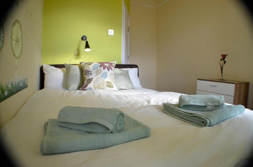 Postel nebo postele na pokoji v ubytování Birchfields Guest House