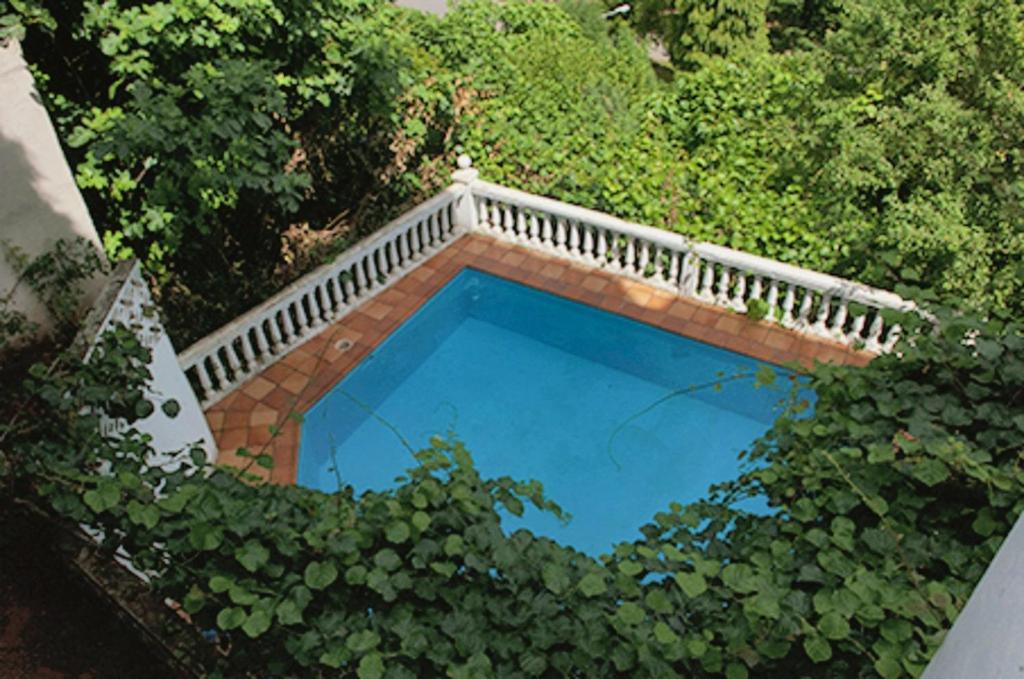 ein Swimmingpool mit einem Balkon darüber in der Unterkunft Charming apartment with pool in San Antolin 30 m² and garden in San Antolín