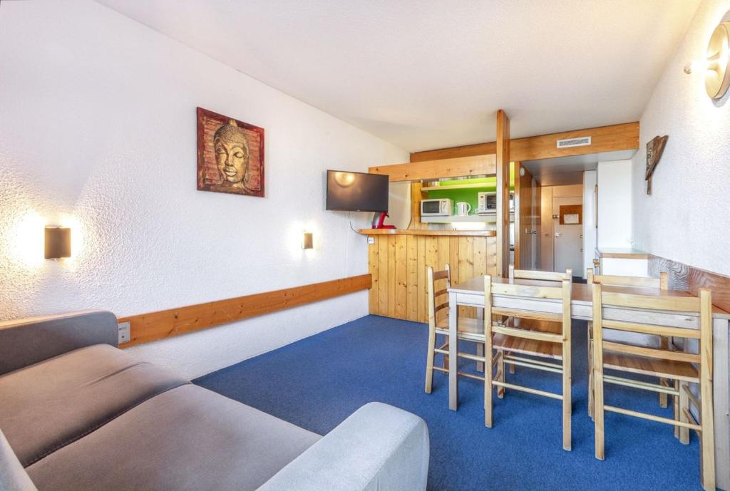 un salon avec un canapé, une table et des chaises dans l'établissement Studio confortable à Bourg-Saint-Maurice, 30 m², vue montagne, à Bourg-Saint-Maurice