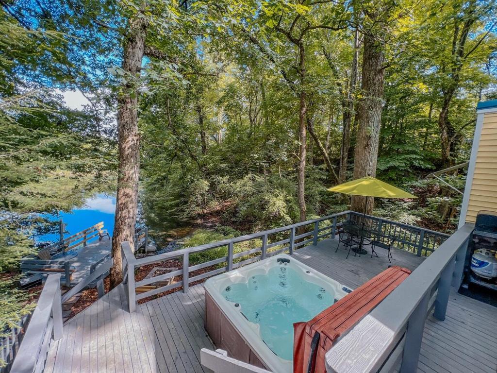 una vasca idromassaggio sul terrazzo di una casa di Lake Life, Hocking Hills, Hot Tub, Fireplace, Pond a Rockbridge