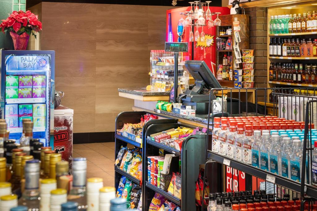 Supermarket nebo jiné obchody v  hotelu nebo okolí