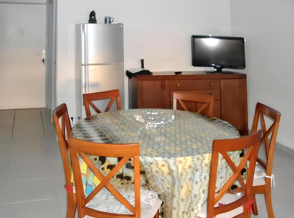 TV a/nebo společenská místnost v ubytování Appartement face à la mer à La Trinité – 70 m² – Terrasse