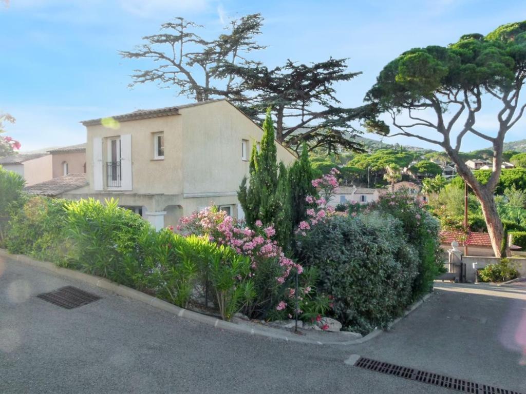 une maison avec des fleurs et des plantes en face d'une rue dans l'établissement Maison conviviale avec vue sur la montagne à Sainte-Maxime, à Sainte-Maxime