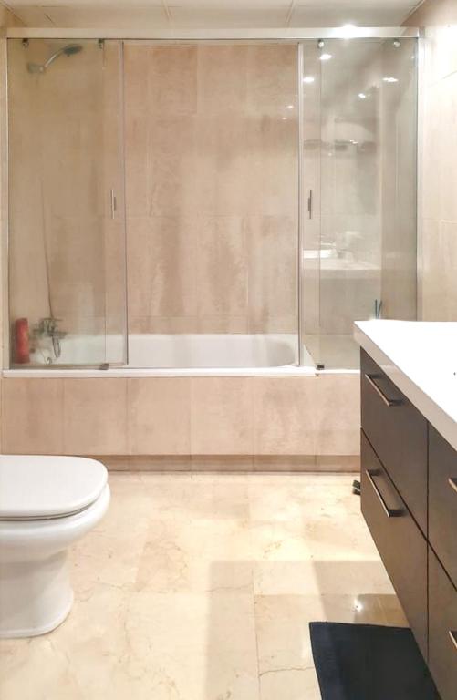 A bathroom at Spacious Apartment with Sea View in Estepona - 140 m²