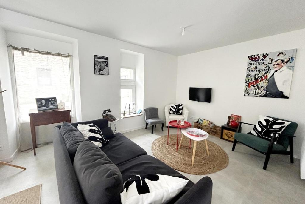 a living room with a couch and a table at TY BIHAN Plage à 300m Bourg 500m in Piriac-sur-Mer