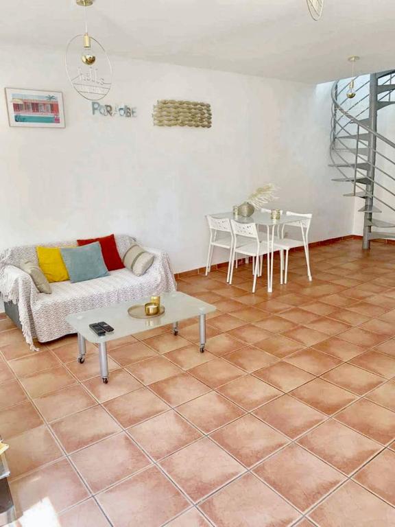 un salon avec un canapé et une table dans l'établissement Appartement charmant avec jacuzzi à La Ciotat, 48m², à La Ciotat