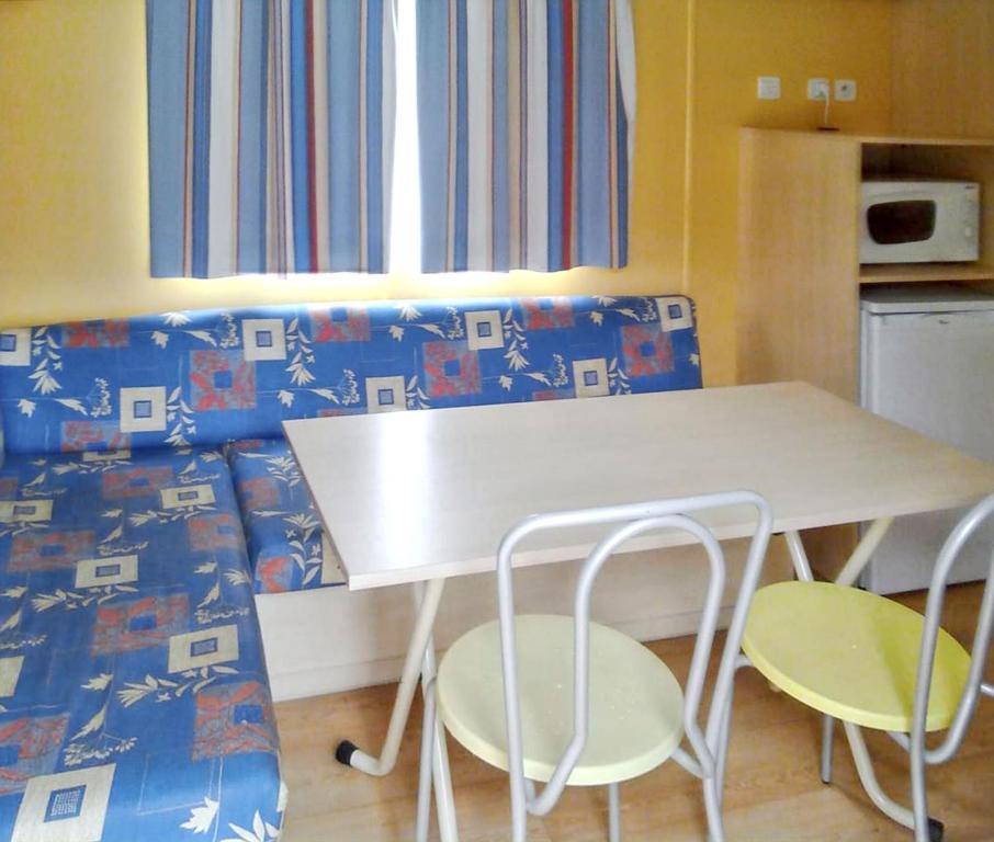 a white table and two chairs in a room at Comfortable Bungalow Near Pataias with Shared Pool in Pataias