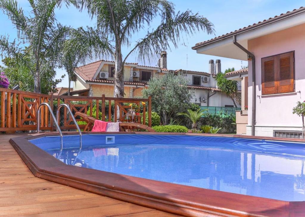 una piscina su una terrazza con una casa di Cosy Villa in Ladispoli with Private Pool a Ladispoli