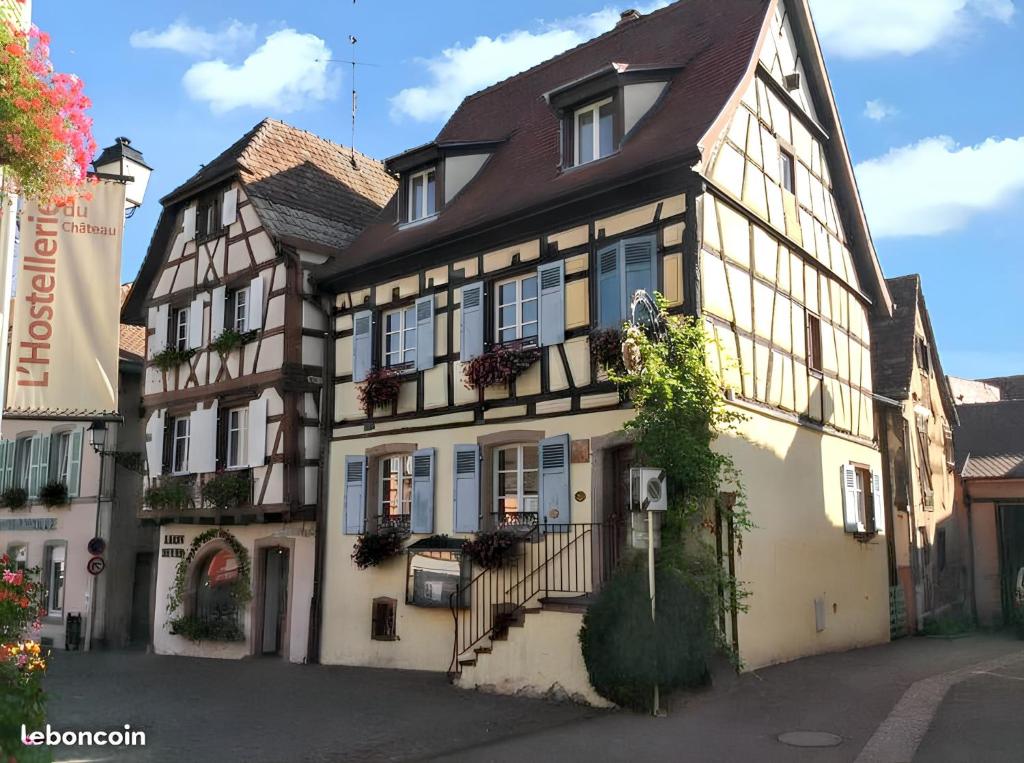 エギスハイムにあるAppartement cosy avec cheminée à Eguisheim - 110m² - Terrasseの町の通りにある古い建物