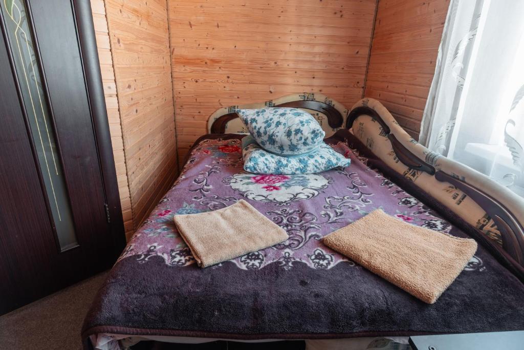 Postel nebo postele na pokoji v ubytování Гостьовий дім "У Ані"