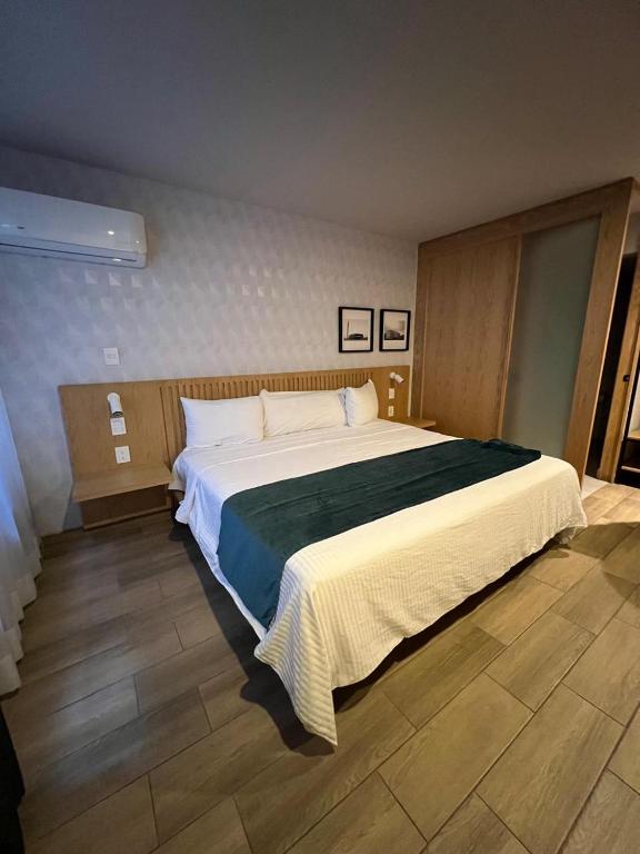 Postel nebo postele na pokoji v ubytování Oliva Plaza Hotel