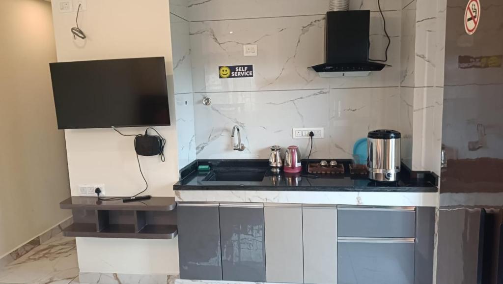 Kuchyň nebo kuchyňský kout v ubytování Kamadhenu Residency Homestay & Service Apartment Coorg Madikeri