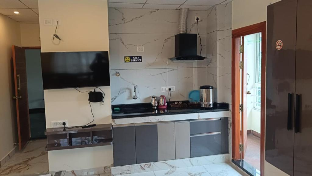 Kuchyň nebo kuchyňský kout v ubytování Kamadhenu Residency Homestay & Service Apartment Coorg Madikeri