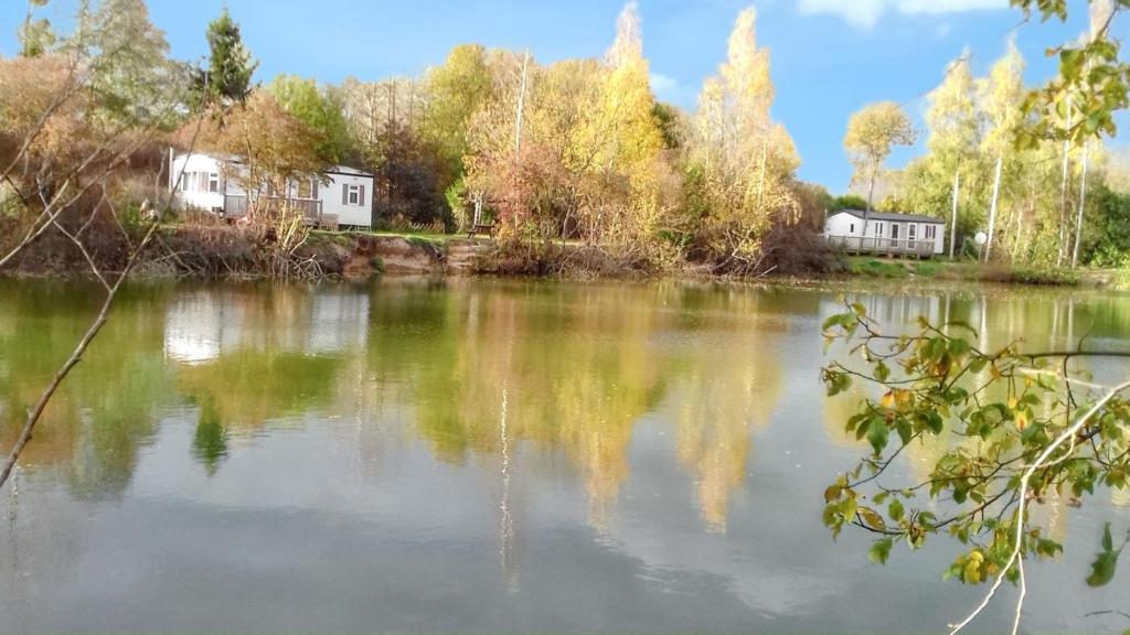 Photo de la galerie de l'établissement Bungalow accueillant à Saint-Hilaire, 33 m², piscine partagée !, à Saint-Hilaire-sous-Romilly
