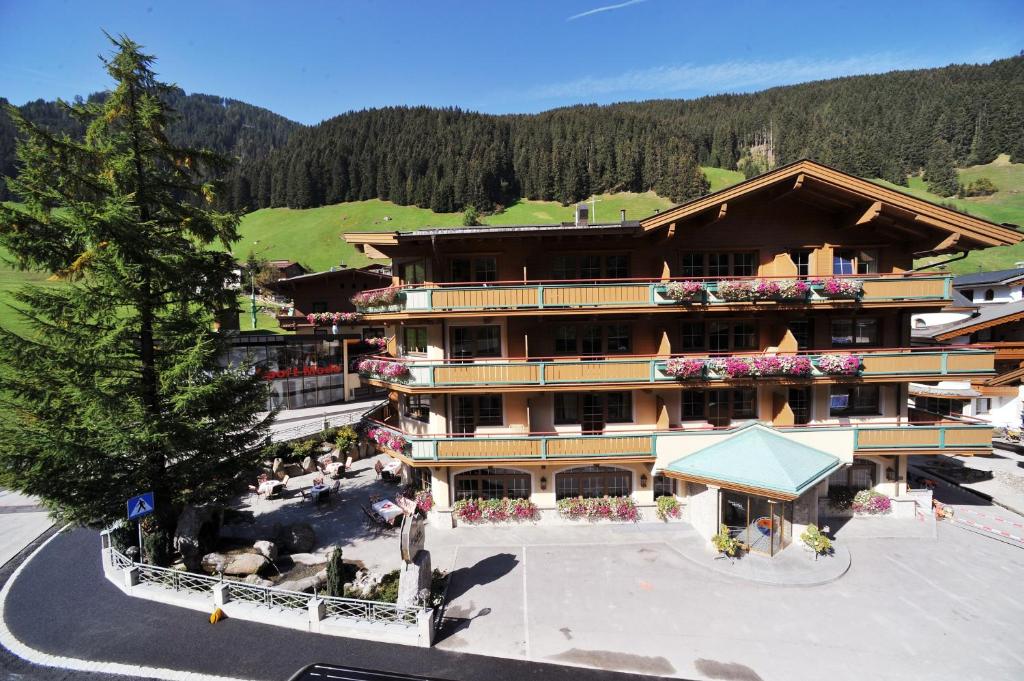Vista generica sulle montagne o vista sulle montagne dall'interno dell'hotel