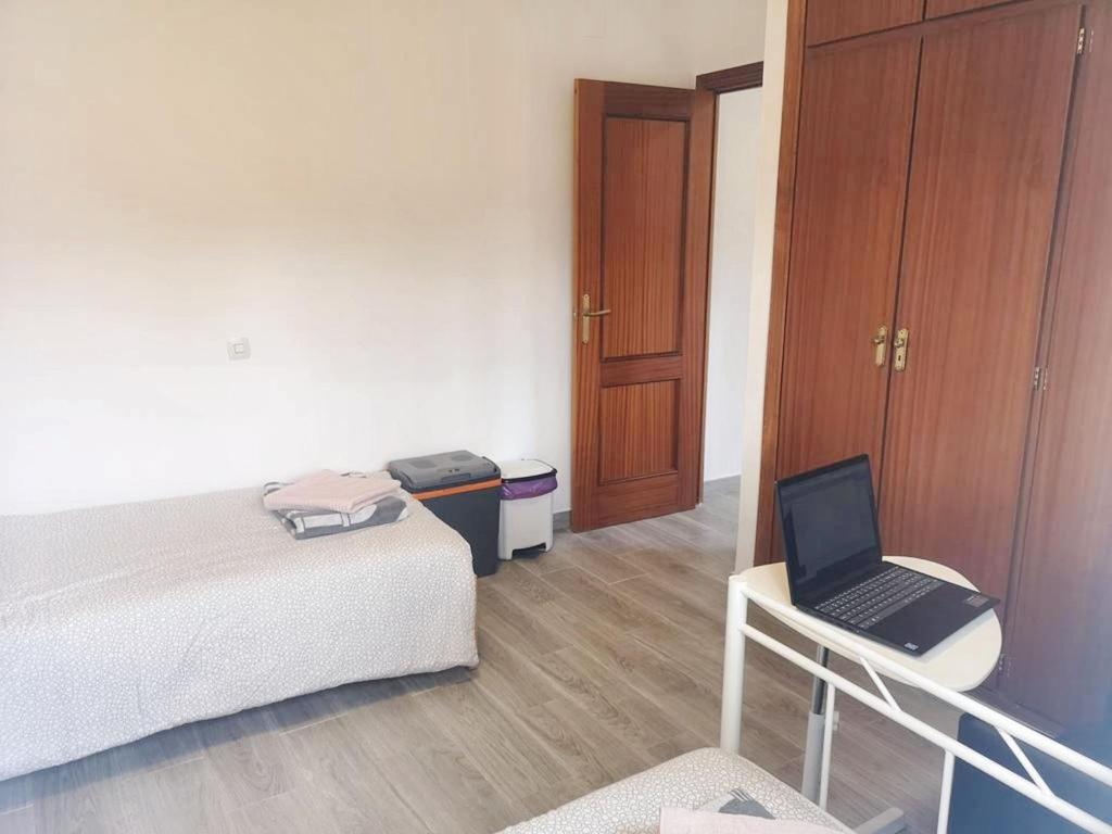 Postel nebo postele na pokoji v ubytování Cosy Apartment in Villaviciosa de Odón with Shared Pool