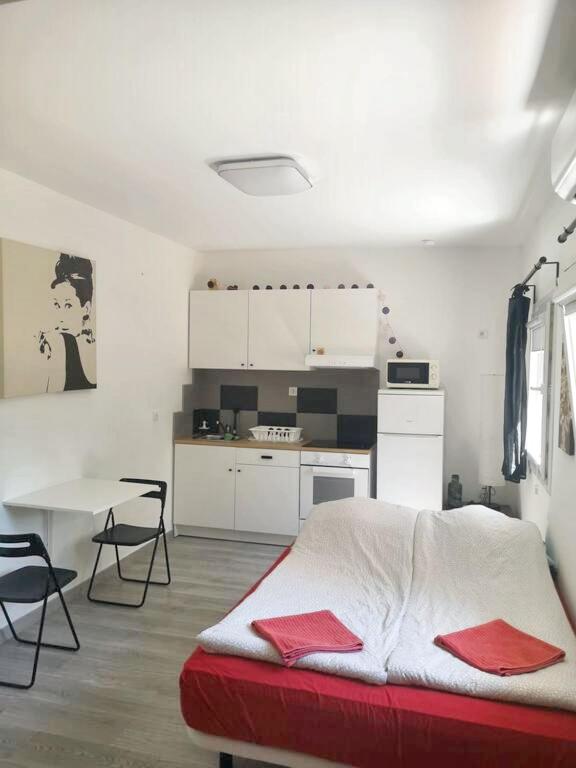 Kuchyň nebo kuchyňský kout v ubytování Cosy Apartment in Villaviciosa de Odón with Shared Pool