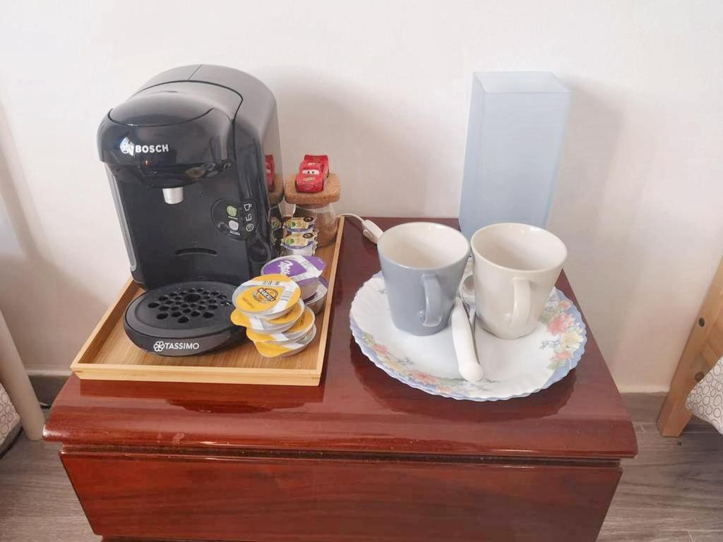 Příslušenství pro přípravu čaje a kávy v ubytování Cosy Apartment in Villaviciosa de Odón with Shared Pool