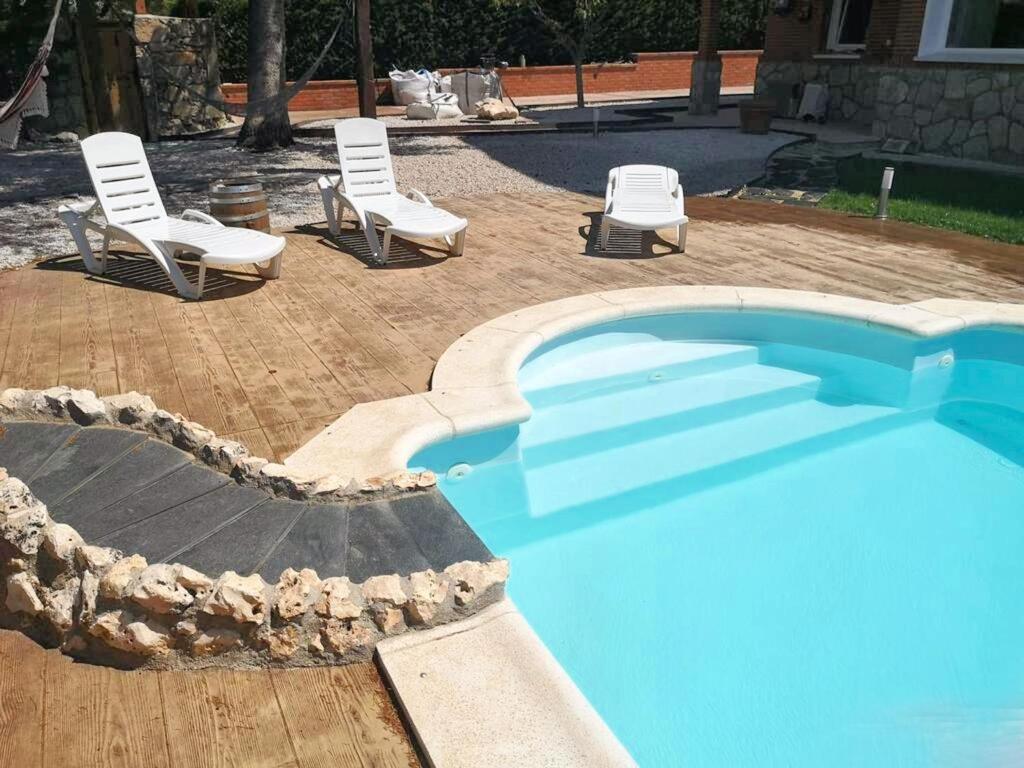Bazén v ubytování Cosy Apartment in Villaviciosa de Odón with Shared Pool nebo v jeho okolí