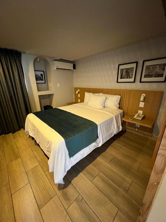 Postel nebo postele na pokoji v ubytování Oliva Plaza Hotel