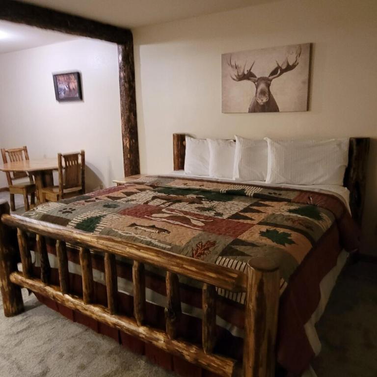 Postel nebo postele na pokoji v ubytování Yellowstone Basin Inn