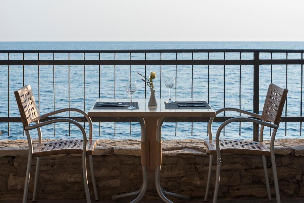Vista generica sul mare o vista sul mare dall'interno del villaggio turistico